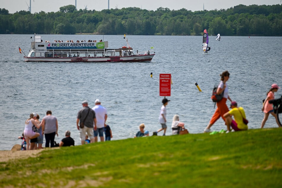 Bereits am Wochenende genossen viele Menschen das schöne Wetter am Cospudener See bei Leipzig. Auch heute wird es wieder viele ins kühle Nass ziehen.