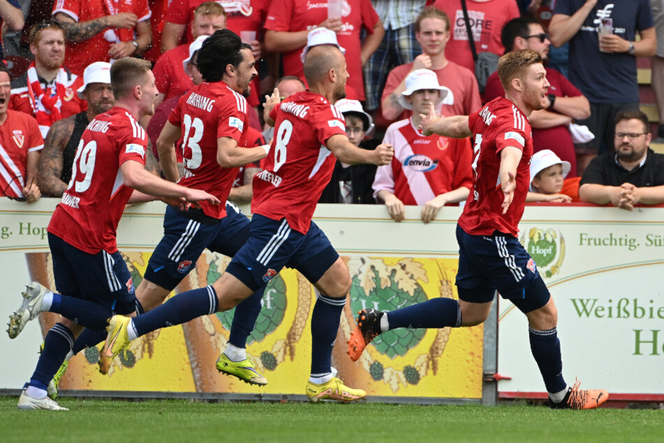 Mathias Fetsch (34, r.) jubelt mit den Kollegen über das 1:0 für Unterhaching.