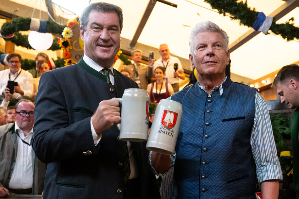 Auftakt zum Oktoberfest. Markus Söder (56, CSU, l.), Ministerpräsident von Bayern, und OB Reiter prosten sich beim traditionellen Fassanstich zu.