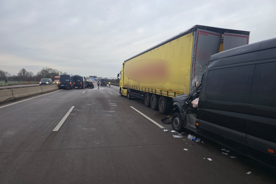 Der Transporterfahrer wurde in seinem Wagen eingeklemmt.