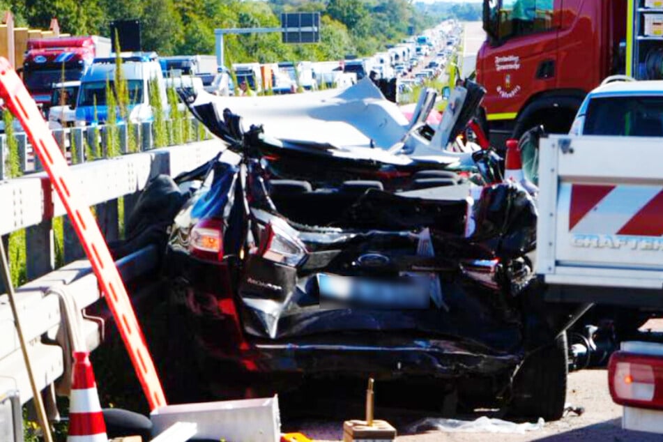 Das Dach eines Autos wurde abgetrennt, um eingeklemmte Personen zu befreien.