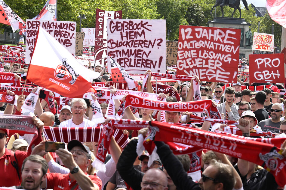 Mehrere tausend Fans hatten sich am Sonntagnachmittag in Köln versammelt, um für einen Ausbau des Trainingsgeländes des 1. FC Köln zu demonstrieren.
