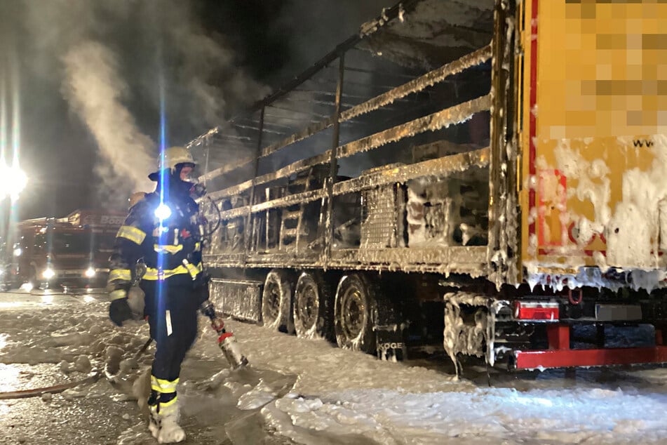 München: Lasterfahrer möchte Ruhezeit einlegen, kurz darauf steht sein Lkw in Flammen