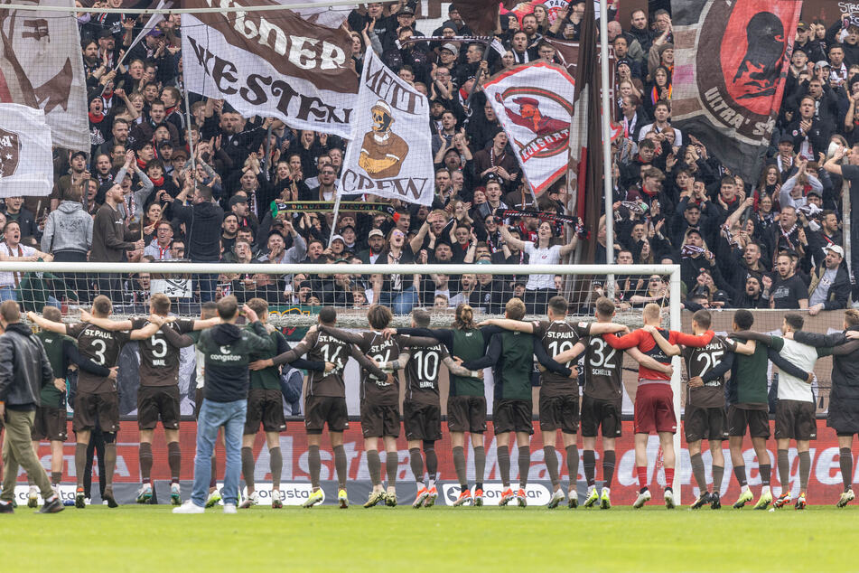 Der FC St. Pauli will am Sonntag den ersten Aufstieg nach 13 Jahren vor heimischer Kulisse bejubeln.