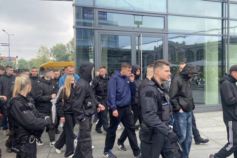 Nachdem die Täter unerkannt entkommen konnten, nutzte die Polizei beim CSD in Dresden die Möglichkeit, die Personalien aller Personen aufzunehmen, die einem Aufruf der "Elblandrevolte" gefolgt waren. Diese wurden schließlich mit den Bildern der Überwachungskamera aus den Trilex-Zügen abgeglichen. (Archivbild)