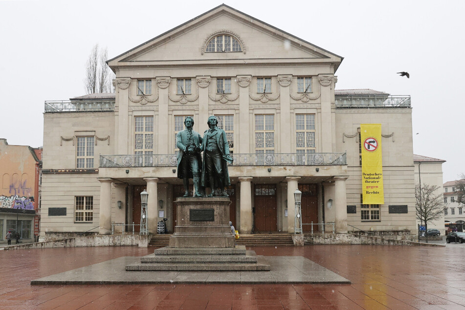 Blick auf das Deutsche Nationaltheater mit dem Goethe-Schiller Denkmal in Weimar. In der Kulturstadt trafen sich etwa hundert Kritiker der Corona-Maßnahmen zu einem Hygienespaziergang. (Archivbild)