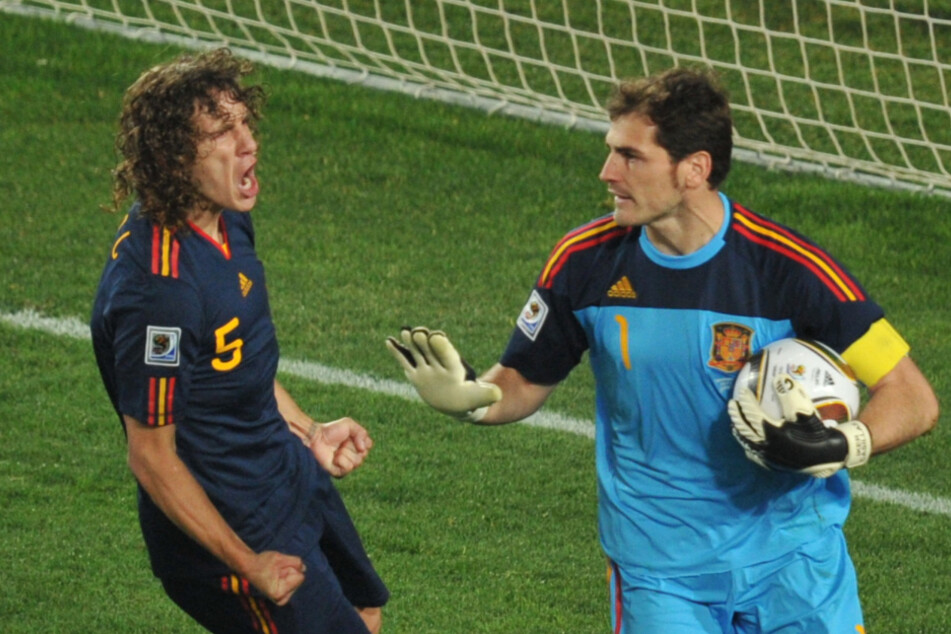 Die spanischen Ex-Nationalkicker Iker Casillas (41, r.) und Carles Puyol (44) wurden 2010 in Südafrika gemeinsam Weltmeister. (Archivfoto)