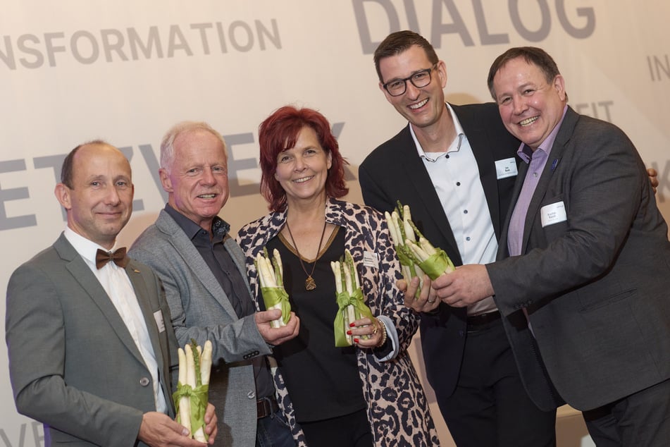 Netzwerken und Spargel genießen: David Tobias (Handelsverband), Torsten Thieme (Silicon Saxony), Agenturchefin Michaela Gornickel (Par.X), ) Jan Book (Ostsächsische Sparkasse) und Hilton-Direktor Martin Raich (v.l.).