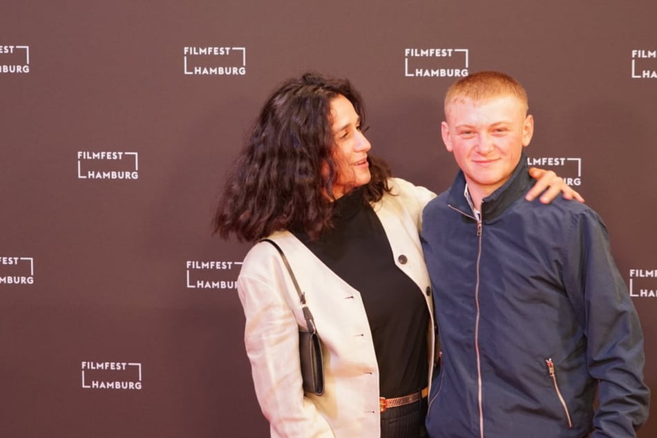 Regisseurin Louise Courvoisier (30) am Donnerstag zusammen mit Haupt- und Laiendarsteller Clément Faveau. Ihr Debütfilm "Könige des Sommers" feierte im Rahmen des Filmfests Hamburg Deutschlandpremiere: "Ich fühle mich wirklich geehrt, dass mein Film für die Eröffnung ausgewählt wurde!"