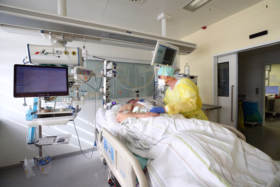 Ein Patient wird auf einer Covid-19-Intensivstation versorgt. Die Lage in Deutschlands Krankenhäusern spitzt sich zu.
