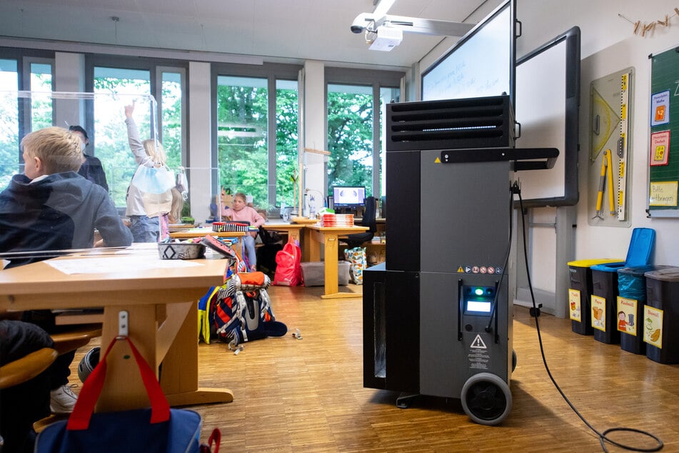 Luftfilter sollen in Bayern dafür sorgen, dass Kinder endlich wieder in der Schule lernen können - und nicht daheim vor dem Computer.