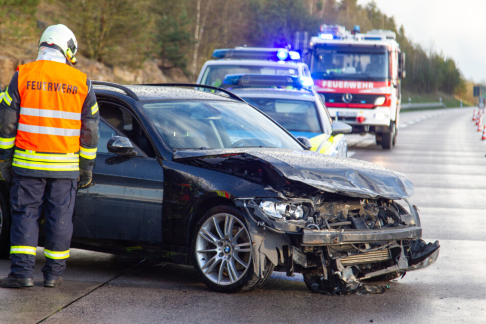 Der stark beschädigte BMW steht auf der A71 zwischen Rentwertshausen und Meiningen-Süd. Zuvor war er in die Leitplanke gekracht.