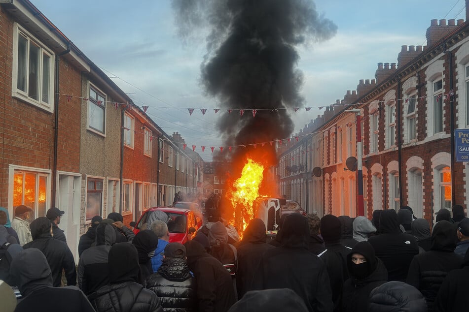 Der wütende Mob zog durch die Straßen von Belfast.