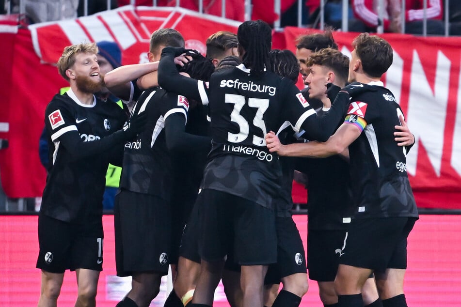 Die Freiburger bejubeln die zwischenzeitliche Zwei-Tore-Führung durch Johan Manzambi (20).