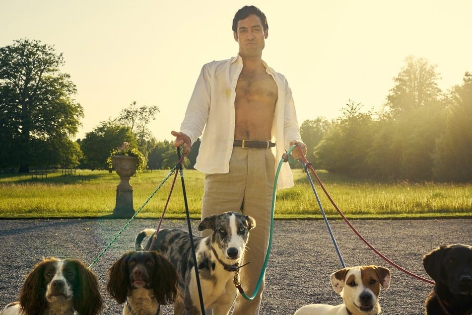 In der Disney-Serie "Rivals" liefern sich zwei TV-Mogule ein schmutziges Spiel aus Macht, Lust und Intrige.