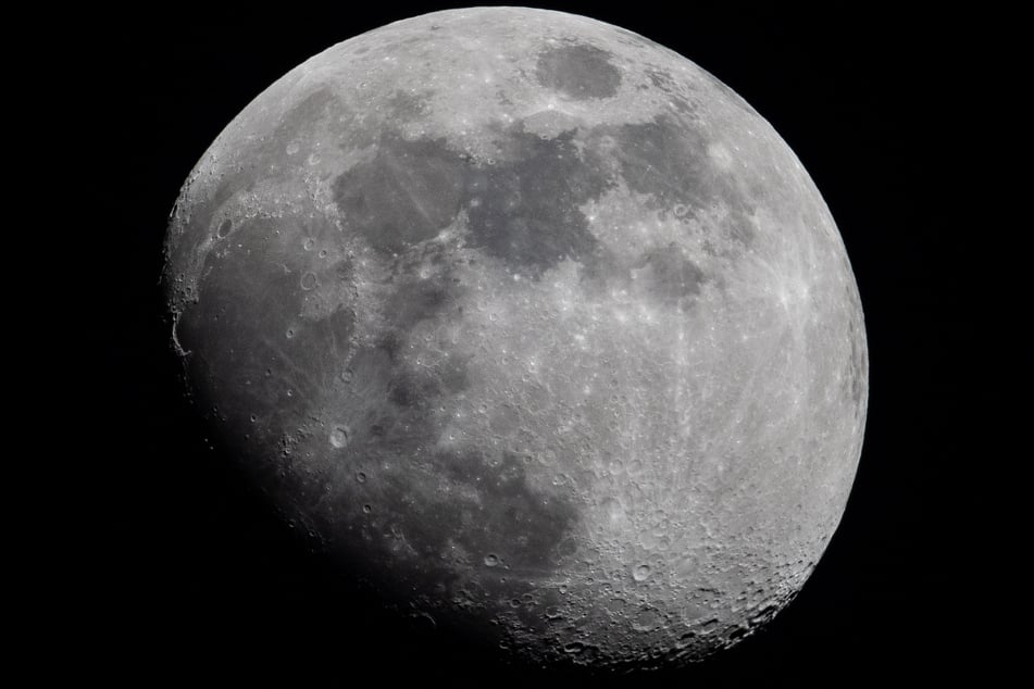 Rund anderthalb Jahre nach ihrem Start soll ein Teil einer SpaceX-Rakete Wissenschaftlern zufolge ungeplant auf dem Mond aufgeschlagen sein.