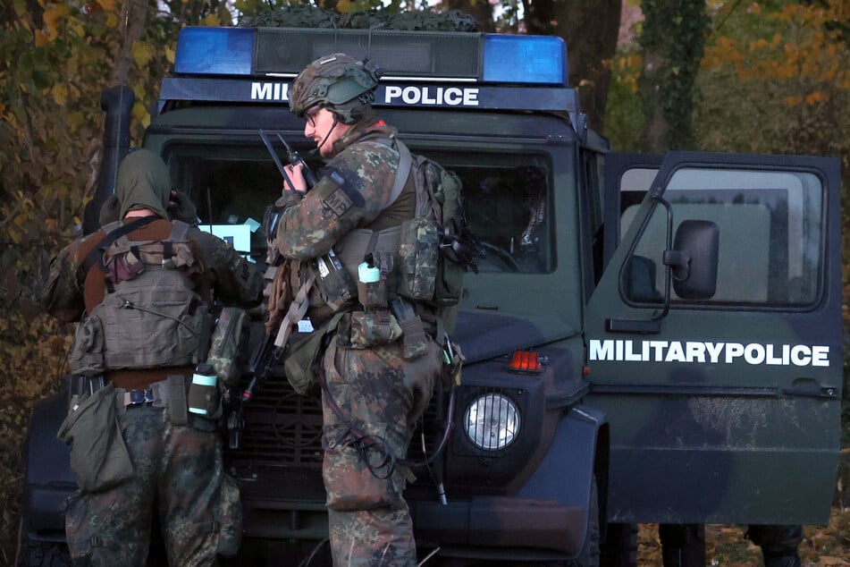 Bei der Bundeswehr-Großübung "Marshal Power 2025" in Erding ist ein Soldat durch eine Kugel im Gesicht leicht verletzt worden.