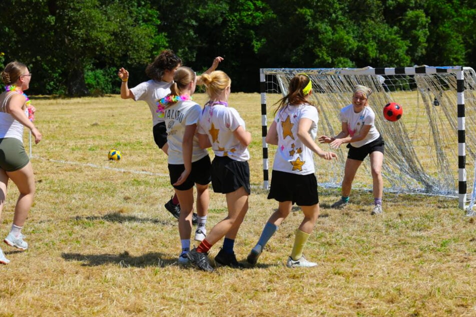 Leipzig: Discofoot erobert Leipzig: "Tanz, Glanz und die Beine bleiben ganz"