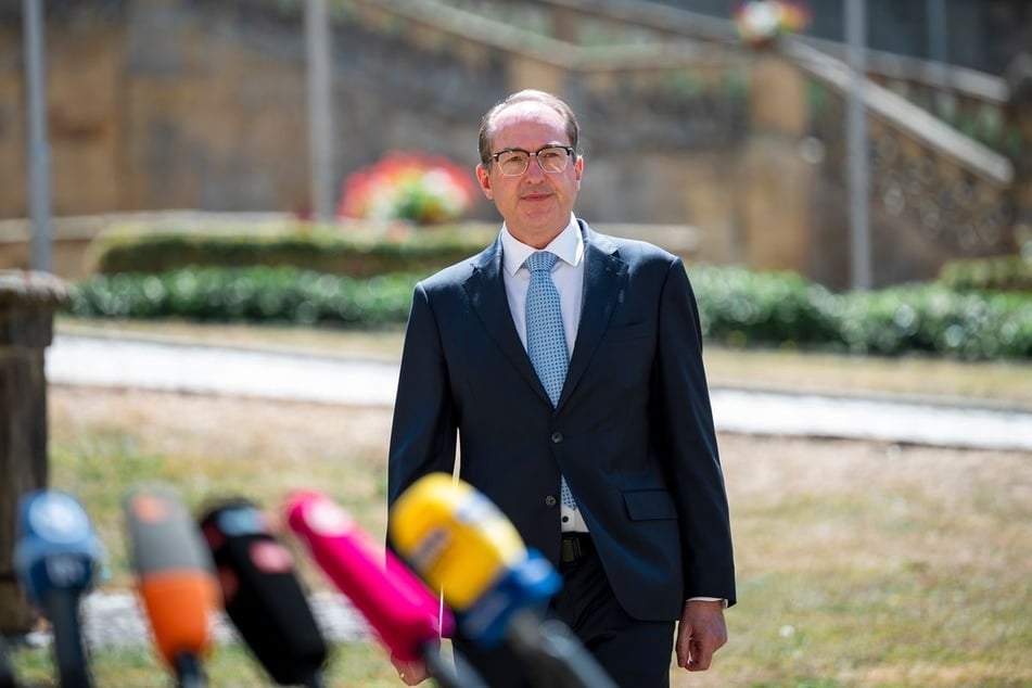 Bundesinnenminister Alexander Dobrindt (56, CSU) plädiert für die stärkere Nutzung einer "Einschränkung von Bewegungsfreiheit" mittels elektronischer Fußfesseln. (Archivfoto)