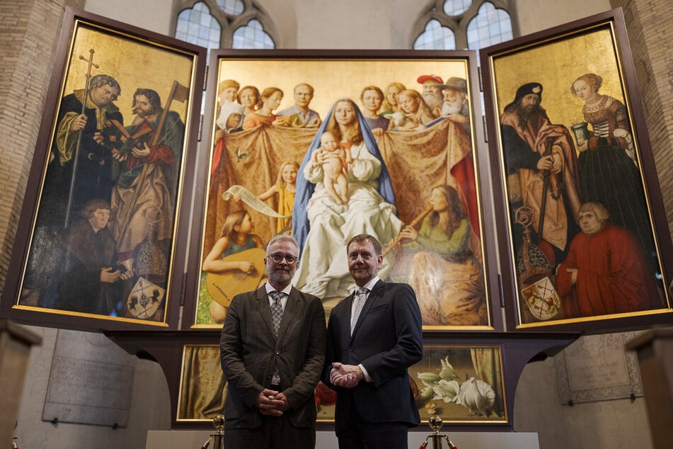 Der Leipziger Maler Michael Triegel (58, l.) und Sachsens Ministerpräsident Michael Kretschmer (51, CDU) vor dem umstrittenen Cranach-Triegel-Altar in Rom.