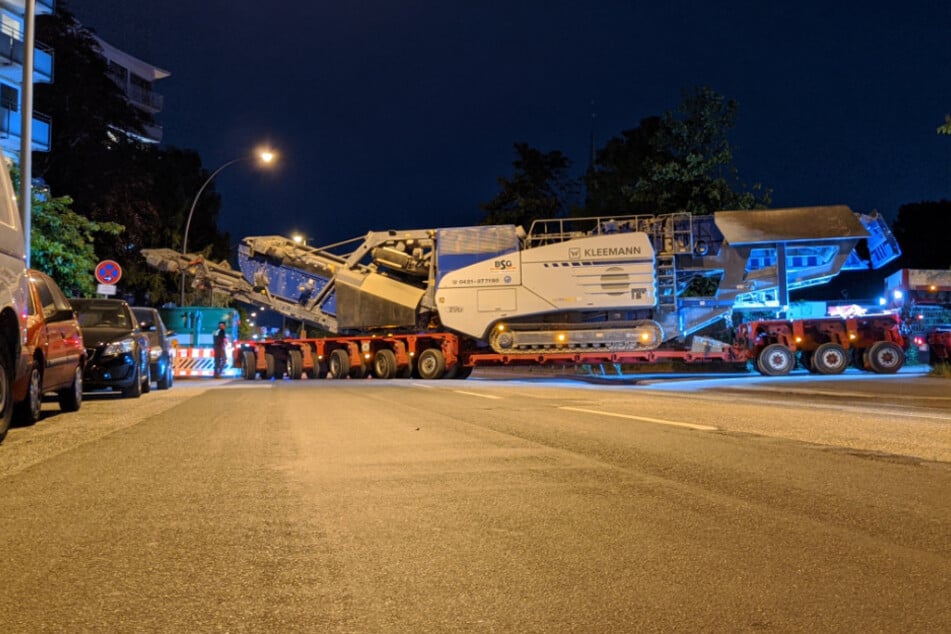 Der Schwertransport blieb quer auf der Straße stehen.