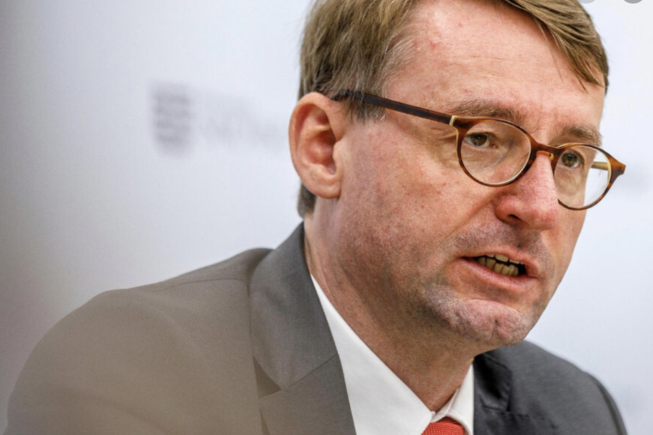 Innenminister Roland Wöller (50, CDU) stellte am Dienstag die Polizeiliche Kriminalstatistik vor - die "Qualität" der politischen Straftaten habe sich gewandelt, so der Minister.