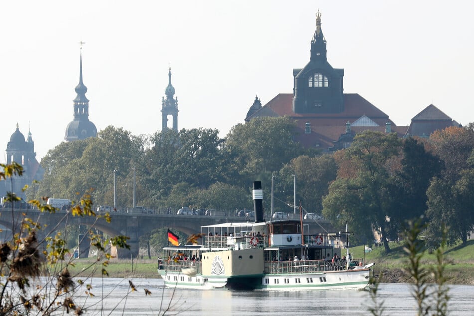 Noch fährt die Sächsische Dampfschifffahrt täglich, wie hier die "Kurort Rathen" bei ihrer Fahrt nach Pillnitz.