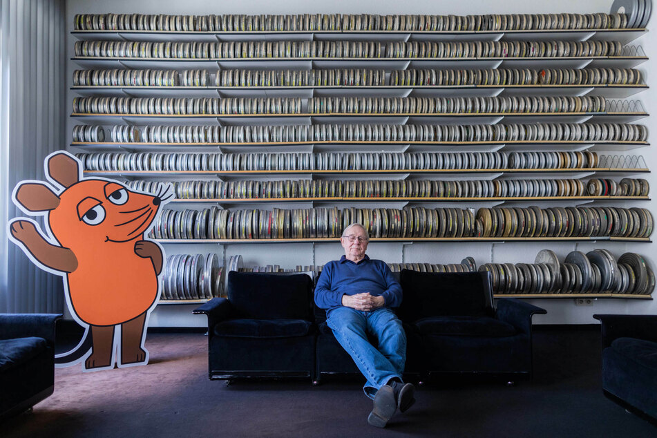 Zahlreiche Filmrollen liegen in den Regalen im Büro von Armin Maiwald (81), Miterfinder der "Sendung mit der Maus". Die Maus ist seit 50 Jahren ein Superstar im Fernsehen.