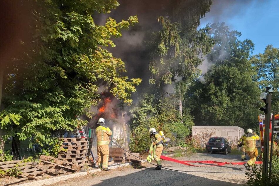 Einsatzkräfte konnten das Feuer zügig unter Kontrolle bringen.