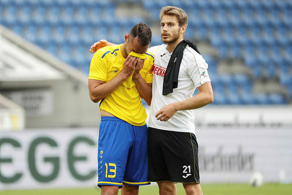 Djamal Ziane (l.) muss weinend von Gegenspieler Lars Ritzka getröstet werden.