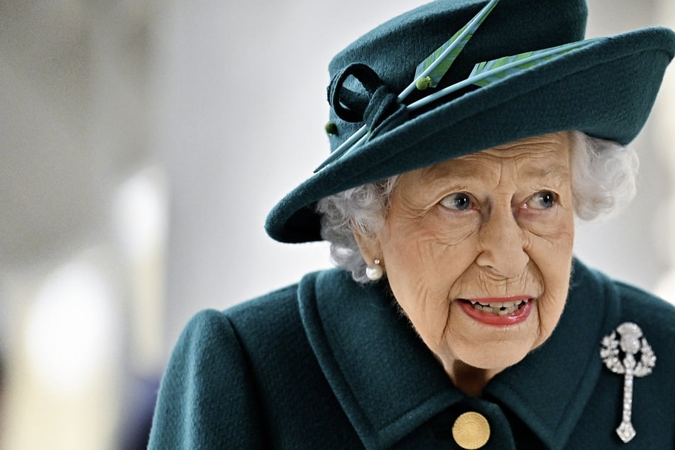 Trotz angeordneter Ruhepause: Die Queen will einfach nicht still sitzen!