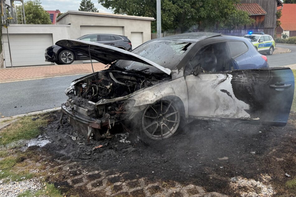Sechs Kameraden der Feuerwehr versuchten den Brand zu löschen.