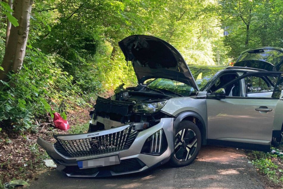 Peugeot knallt gegen Baum, Schülerin (11) bei Frontalcrash verletzt