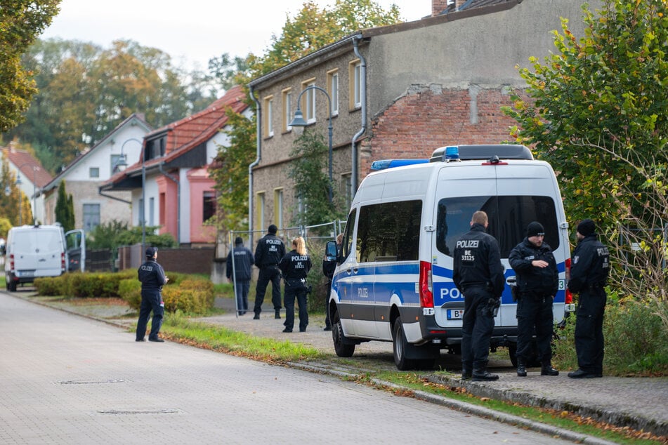 Im Fall der seit mehr als sechs Jahren vermissten Rebecca aus Berlin-Neukölln sucht die Polizei auf einem Grundstück in Brandenburg nach Beweismitteln wegen des Verdachts eines Tötungsdelikts.
