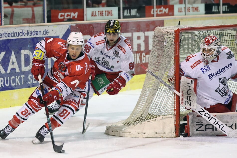 Corey Mackin (30, l.) soll bei den Eispiraten bleiben.