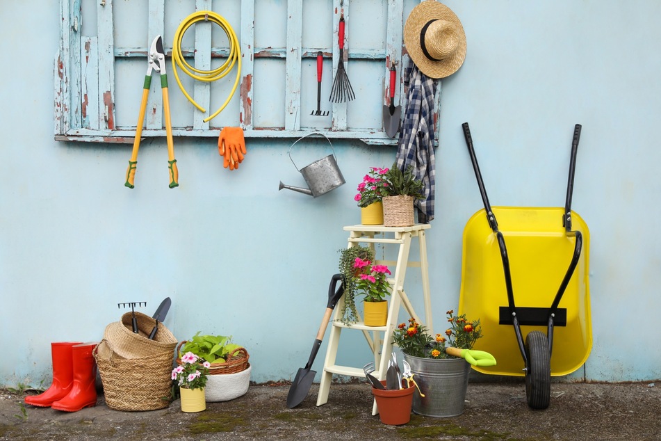 Es gibt einiges an Zubehör und Gartengeräten, die zur Grundausstattung für Gartenarbeit gehören.