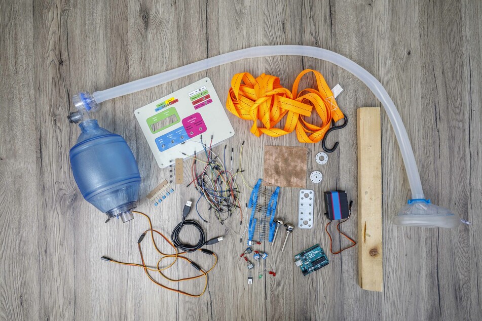 Beatmungsbeutel, ein paar Kabel und Schalter und einen Minicomputer - mehr brauchte Schulze für seine Idee nicht.