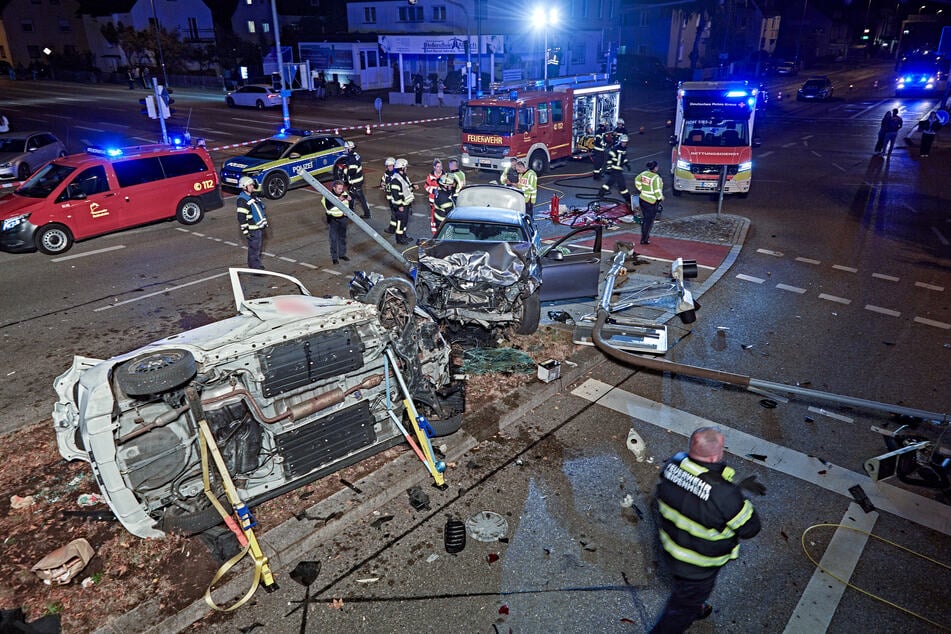 Vorfahrt missachtet! Fünf Verletzte und Trümmerfeld nach Frontalkollision