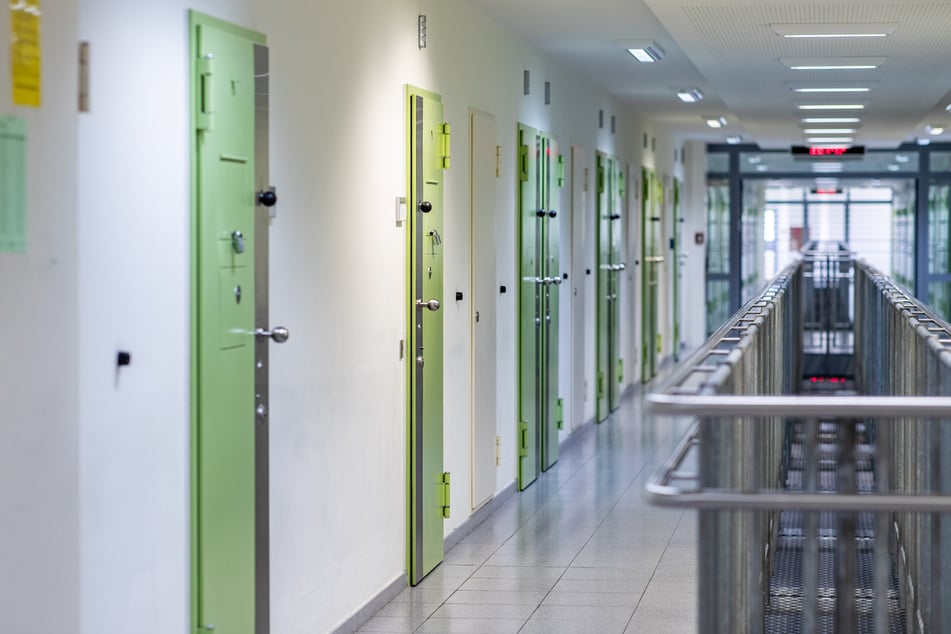 Mitte Dezember 2020 war der Häftling (67) im Haftkrankenhaus Fröndenberg gestorben. Sein Strafverteidiger hat nun Vorwürfe gegen die NRW-Justiz erhoben. (Archivbild)