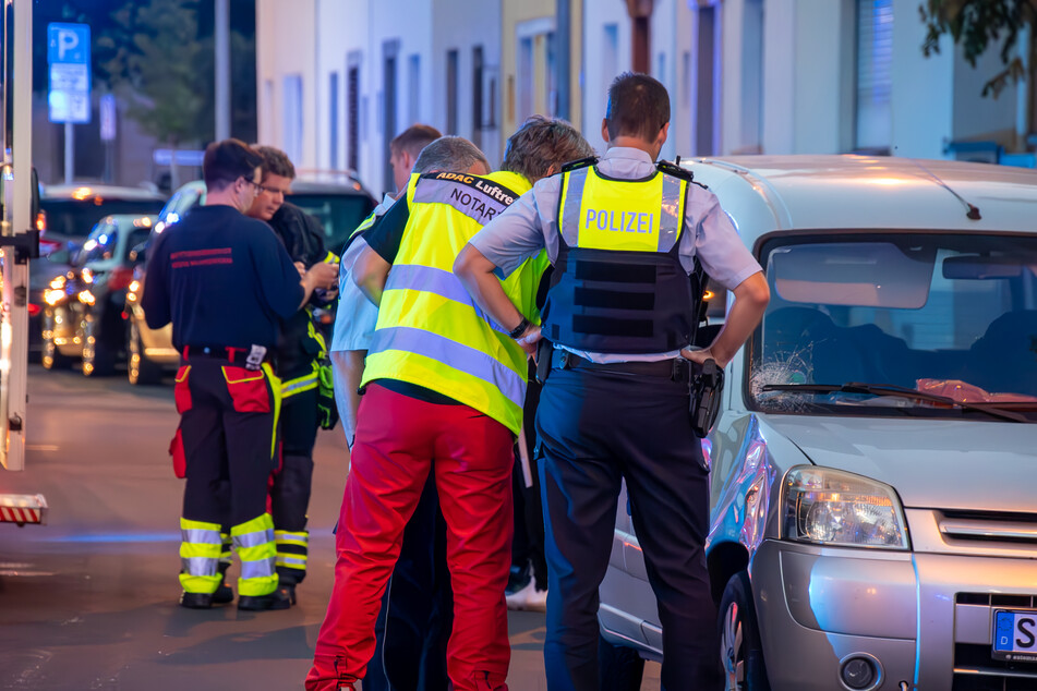 Die Einsatzkräfte nahmen das beschädigte Unfallfahrzeug auf der Nordstraße in Euskirchen genau unter die Lupe.