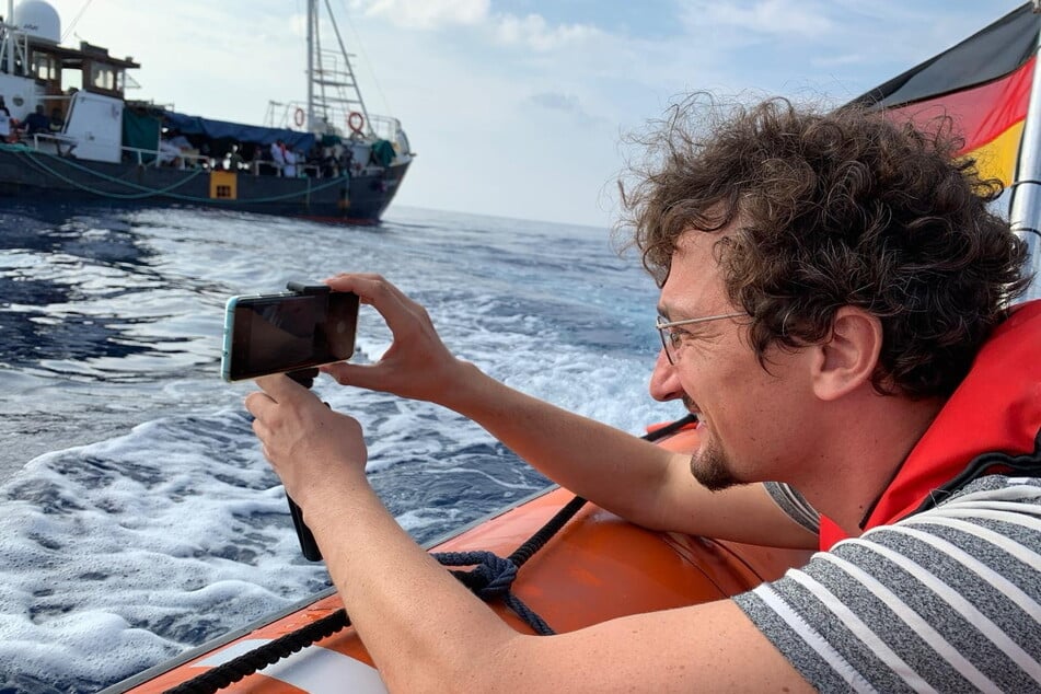 Filous filmte die "Eleonore" vom Schlauchboot aus.