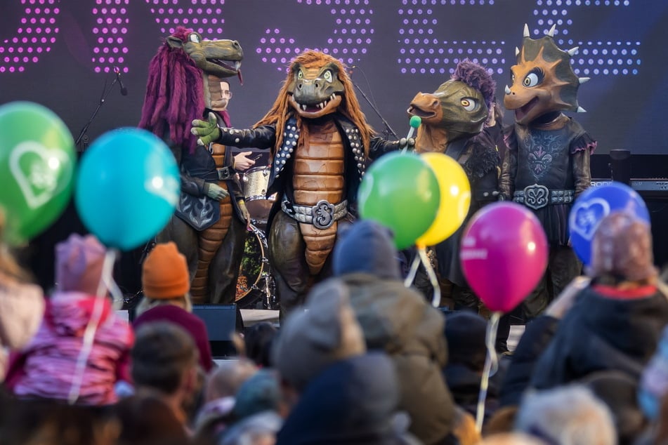 Die Band "Heavysaurus" brachte die Kleinen auf dem Neumarkt zum Mitrocken.