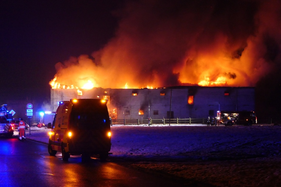 Leipzig: Großeinsatz im Landkreis Leipzig: Scheune geht in Flammen auf - sechsstelliger Schaden