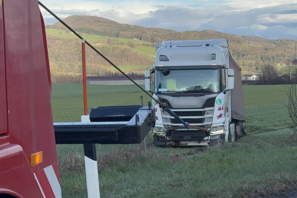 Anschließend musste der Sattelzug abgeschleppt werden.
