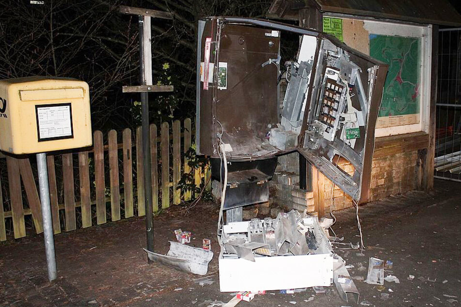 Das Foto der Polizei zeigt einen beschädigten Zigarettenautomaten in Attendorn.