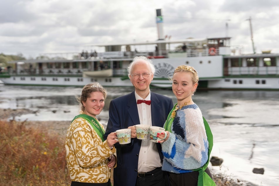 Der Radebeuler Baubürgermeister Jörg Müller (63) wird das Anglühen ebenso wenig verpassen wie Weinkönigin Luise Uhlmann (19, r.) oder Weinprinzessin Josephine Sander (20).