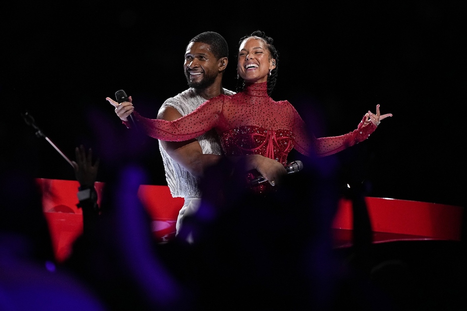 Usher (l.) lieferte eine unterhaltsame Halbzeit-Show ab. Mit dabei auch Alicia Keys (r.).