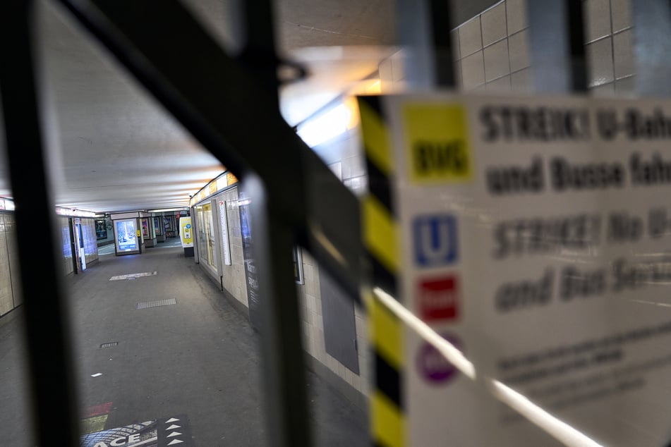 Zahlreiche Busse und Bahnen bleiben stehen: Der Warnstreik sorgt in weiten Teilen Nordrhein-Westfalens für massive Einschränkungen im Nahverkehr.