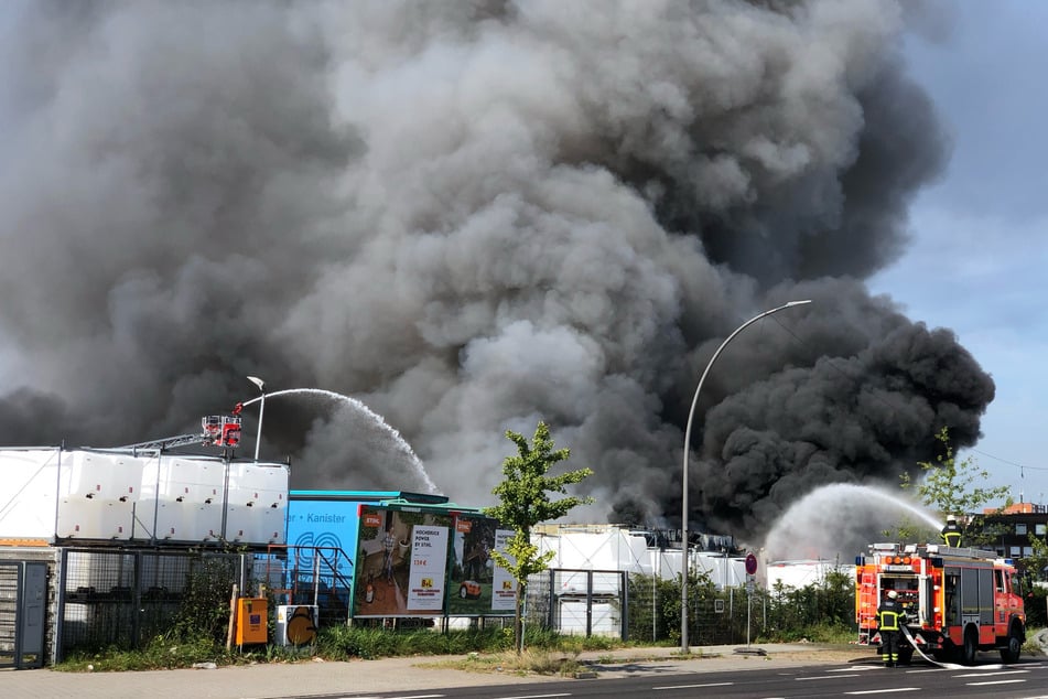 Eine dunkle Rauchwolke zog am Dienstag über Hamburg. In der etwa 30 mal 15 Meter großen Halle sei nach ersten Erkenntnissen geschredderter Kunststoff gelagert worden.