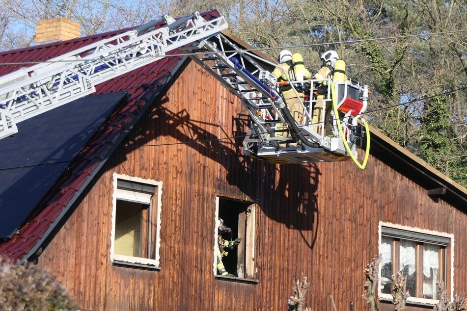 Unter anderem eine Drehleiter kam zum Einsatz.